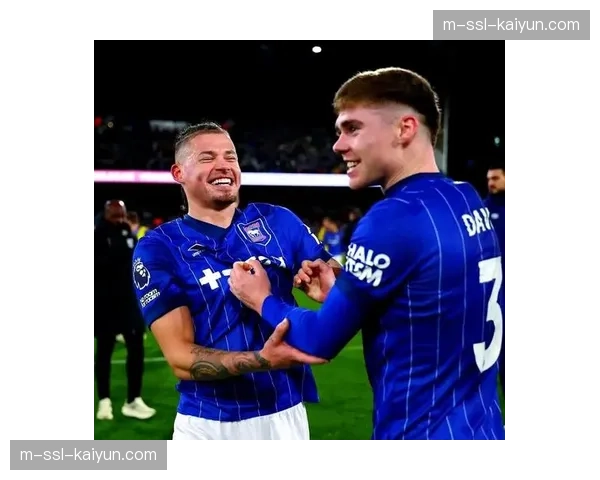 聚焦:年仅17岁的伊普斯维奇中场小将首次进入英超比赛大名单