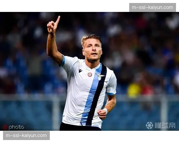 场边镜头：因莫比莱进球后向看台做出“打电话”庆祝动作